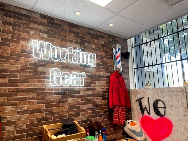 Working Gear sign on a brick wall
